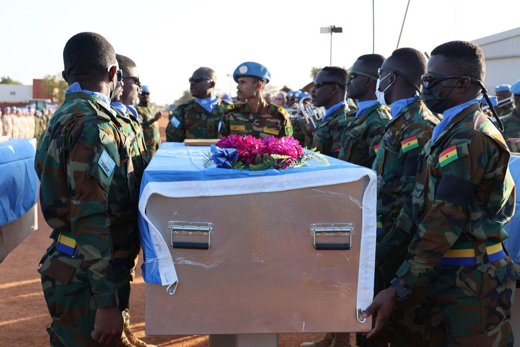 在阿卜耶伊举行了一场庄严的仪式,悼念六名孟加拉国维和人员。此前,南科尔多凡州卡杜格利的联合国苏丹特派团后勤基地遭遇无人机袭击,这些维和人员在行动中不幸牺牲。